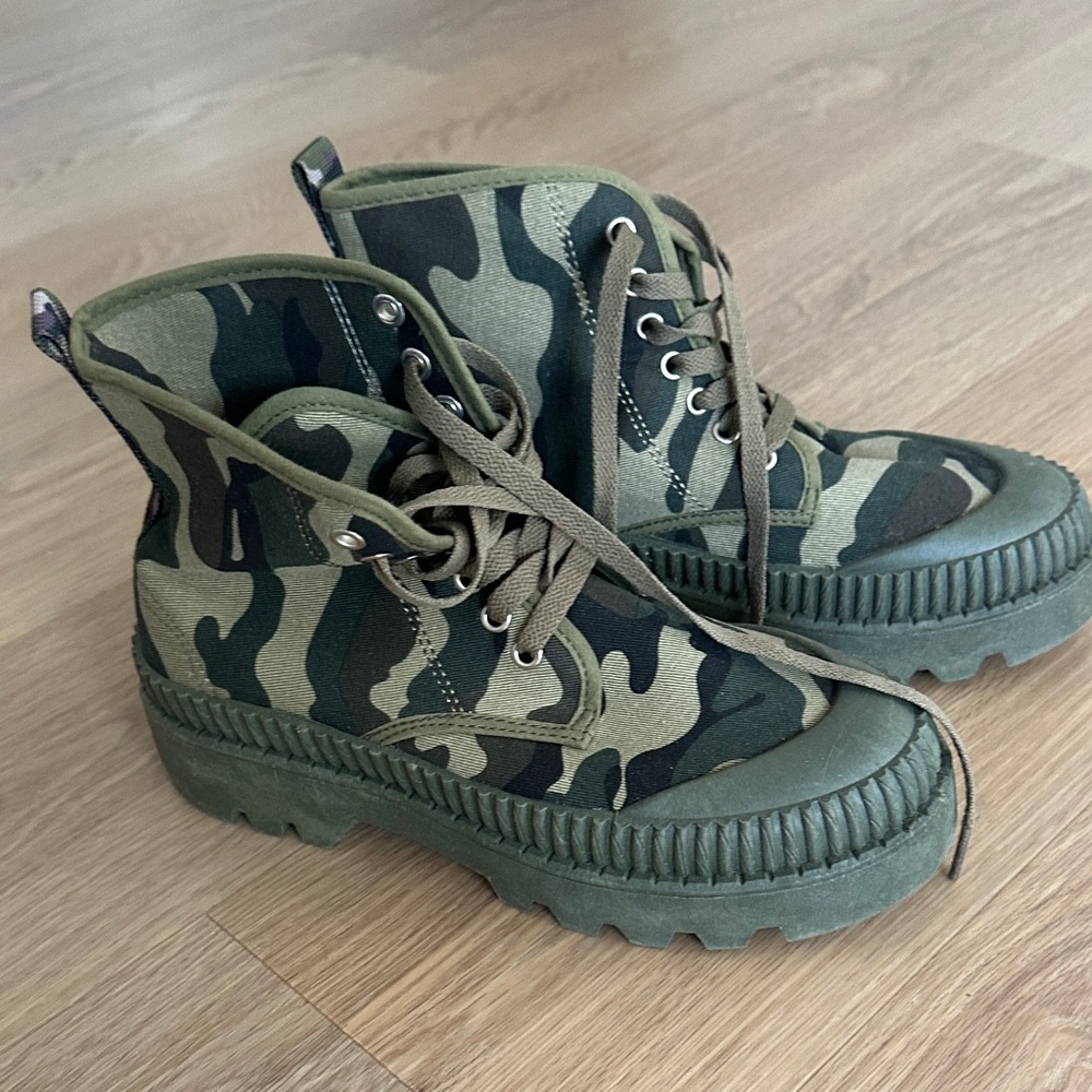 Olivia Miller Camouflage Lace-Up Boots. 7 1/2